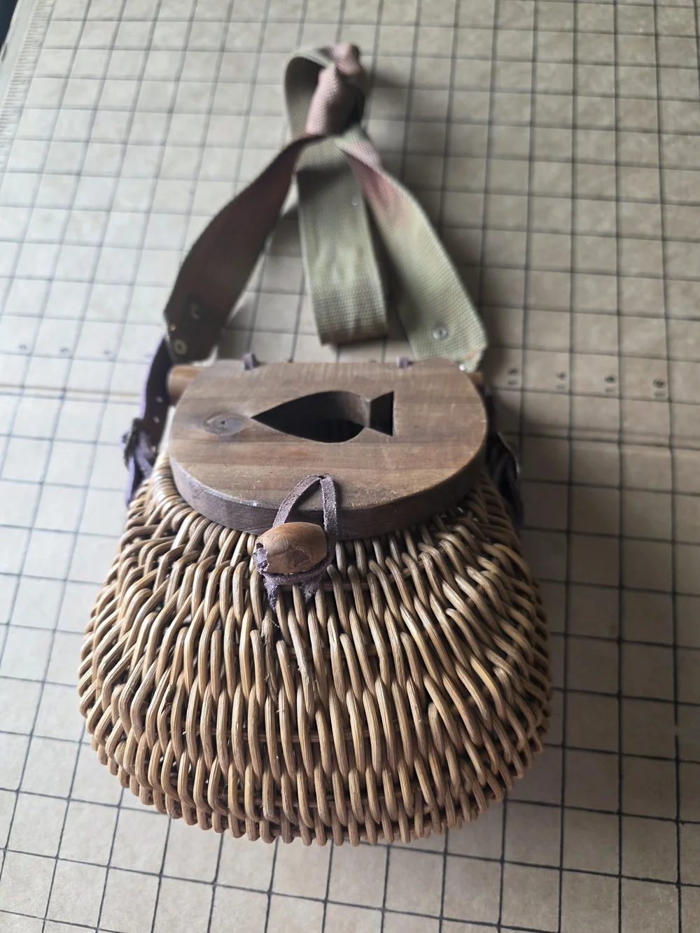 Vintage Wicker Fishing Creel Basket w/ Wood Lid & Strap (7x8x5) - Picture 3 of 16